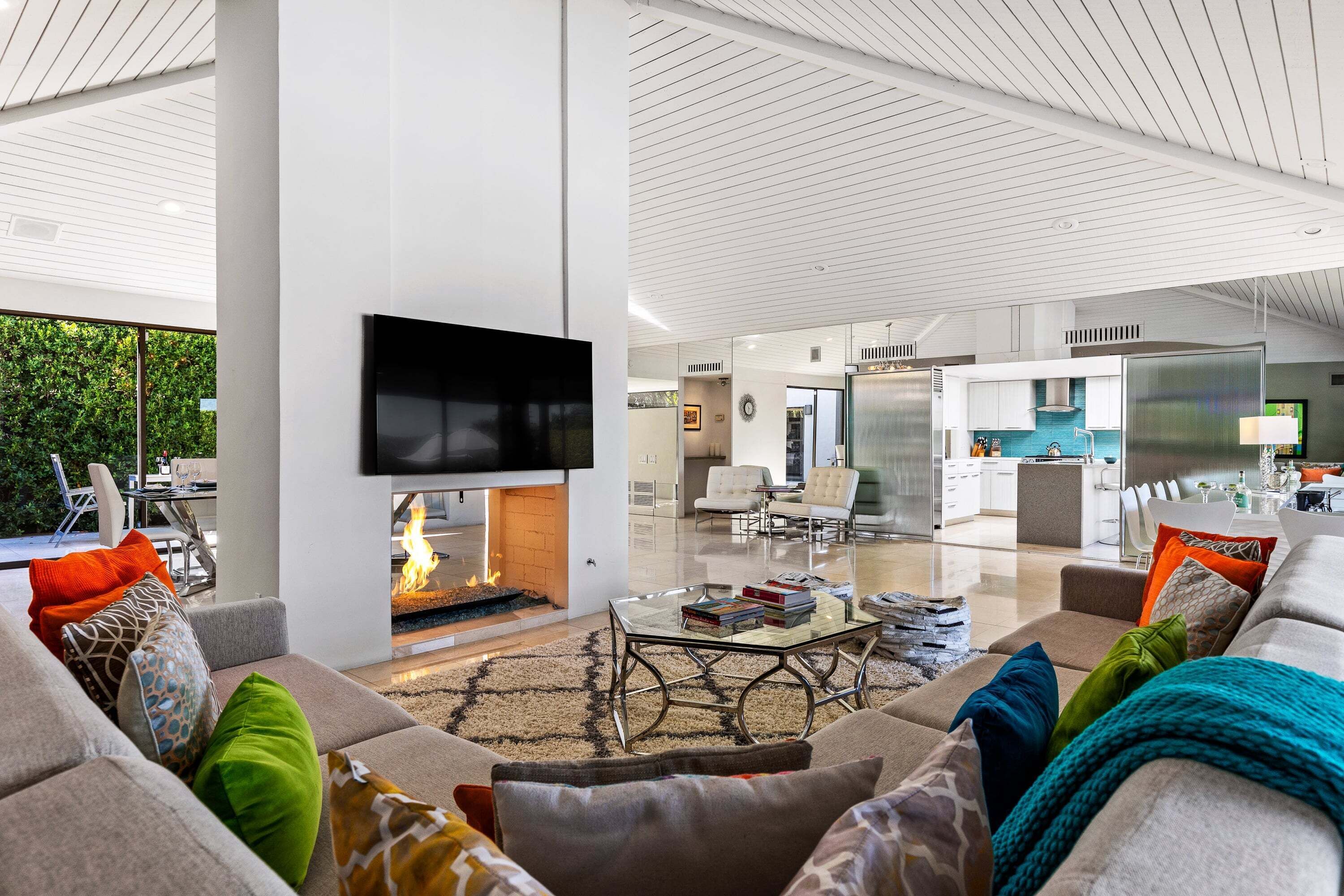Smart TV, fireplace