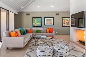 Smart TV, fireplace