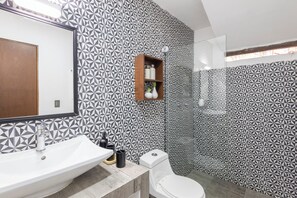 Suite luxueuse, 1 très grand lit, salle de bain privée, vue sur la mer | Salle de bain | Douche, douche cascade, serviettes fournies, savon