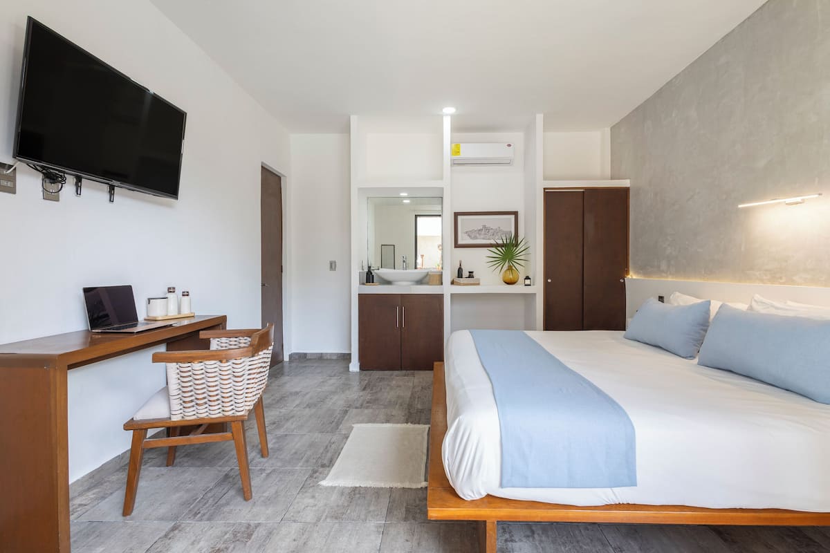 Deluxe-Suite, 1 King-Bett, eigenes Bad, Poolblick | Hochwertige Bettwaren, Daunenbettdecken, Zimmersafe