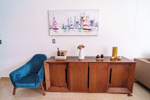 Condo Deluxe, plusieurs chambres, cuisine, vue partielle sur l'océan | Aire de séjour | Téléviseur à écran plat de 40 po avec télévision numérique, Netflix