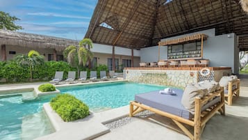 Alberca al aire libre, camas balinesas gratuitas y camastros