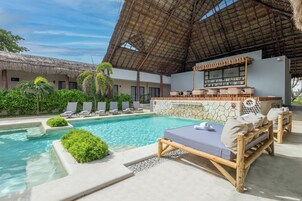 Una piscina al aire libre, camas de piscina gratis