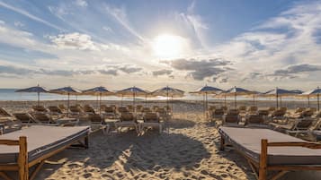 En la playa, arena blanca, camas de playa gratis