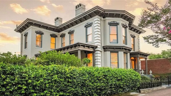 Exterior - The Squares of Savannah: Spacious Home Overlooking Forsyth by Lucky Savannah (Savannah)