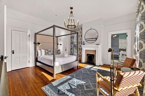 3 bedrooms, iron/ironing board, free WiFi, bed sheets - The Squares of Savannah: Spacious Home Overlooking Forsyth by Lucky Savannah (Savannah)