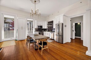 Fridge, microwave, oven, stovetop - The Squares of Savannah: Spacious Home Overlooking Forsyth by Lucky Savannah (Savannah)