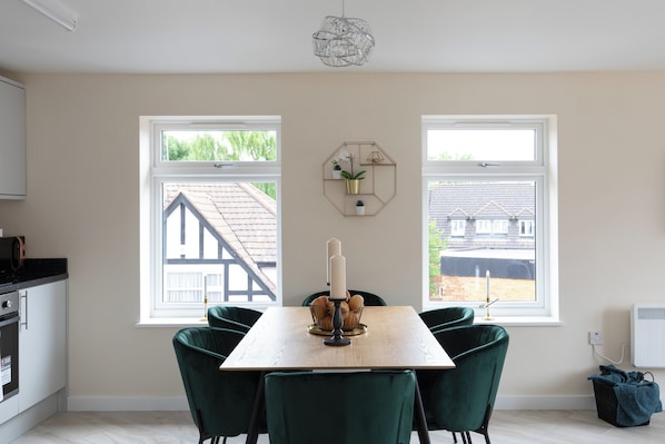 Deluxe Apartment, Non Smoking, Balcony | Dining room