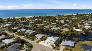 Zona residencial con casas, un lago y una playa.