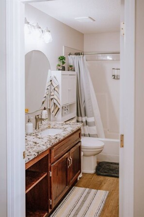 Towels, shampoo - Cypress-3BR|Hottub|PetFriendly (Olds)