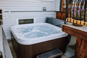 Outdoor spa tub - Cypress-3BR|Hottub|PetFriendly (Olds)