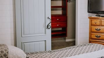 3 bedrooms, travel crib, free WiFi, bed sheets
