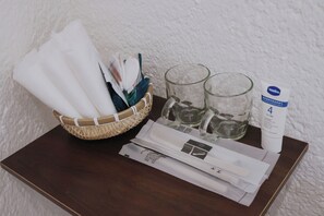 Douche, articles de toilette gratuits, sèche-cheveux