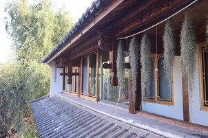 สนามรอบบริเวณ