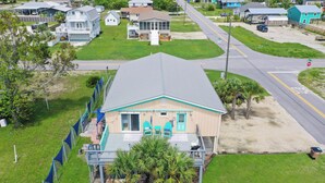 A house with a large porch, a garage, and a driveway. - ☀️4BR-1 Block from Beach-Pet Friendly-Sea Hook☀️ (St. Joe Beach)