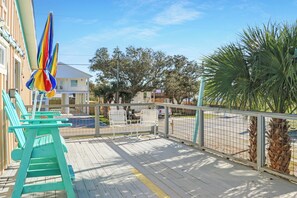 Terrace/patio - ☀️4BR-1 Block from Beach-Pet Friendly-Sea Hook☀️ (St. Joe Beach)