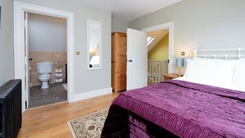 5 bedrooms, desk, iron/ironing board, travel cot