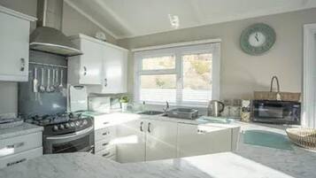 Chalet | Private kitchen | Fridge, microwave, oven, stovetop