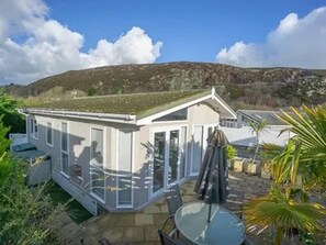 Chalet | Outdoor dining - Seaside Chalet Escape in Abersoch (Pwllheli)