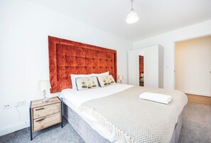 Superior Apartment, City View | 3 bedrooms, iron/ironing board, free WiFi - Ross Corner Executive 3 Bed Apartment (London)