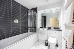 Superior Apartment, City View | Bathroom - Ross Corner Executive 3 Bed Apartment (London)