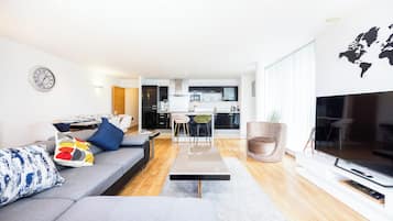 Superior Apartment, City View | Living area