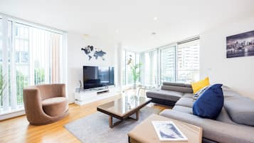 Superior Apartment, City View | Living area