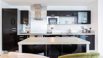 Superior Apartment, City View | Private kitchen