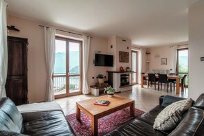 Villa, Lake View | Living area