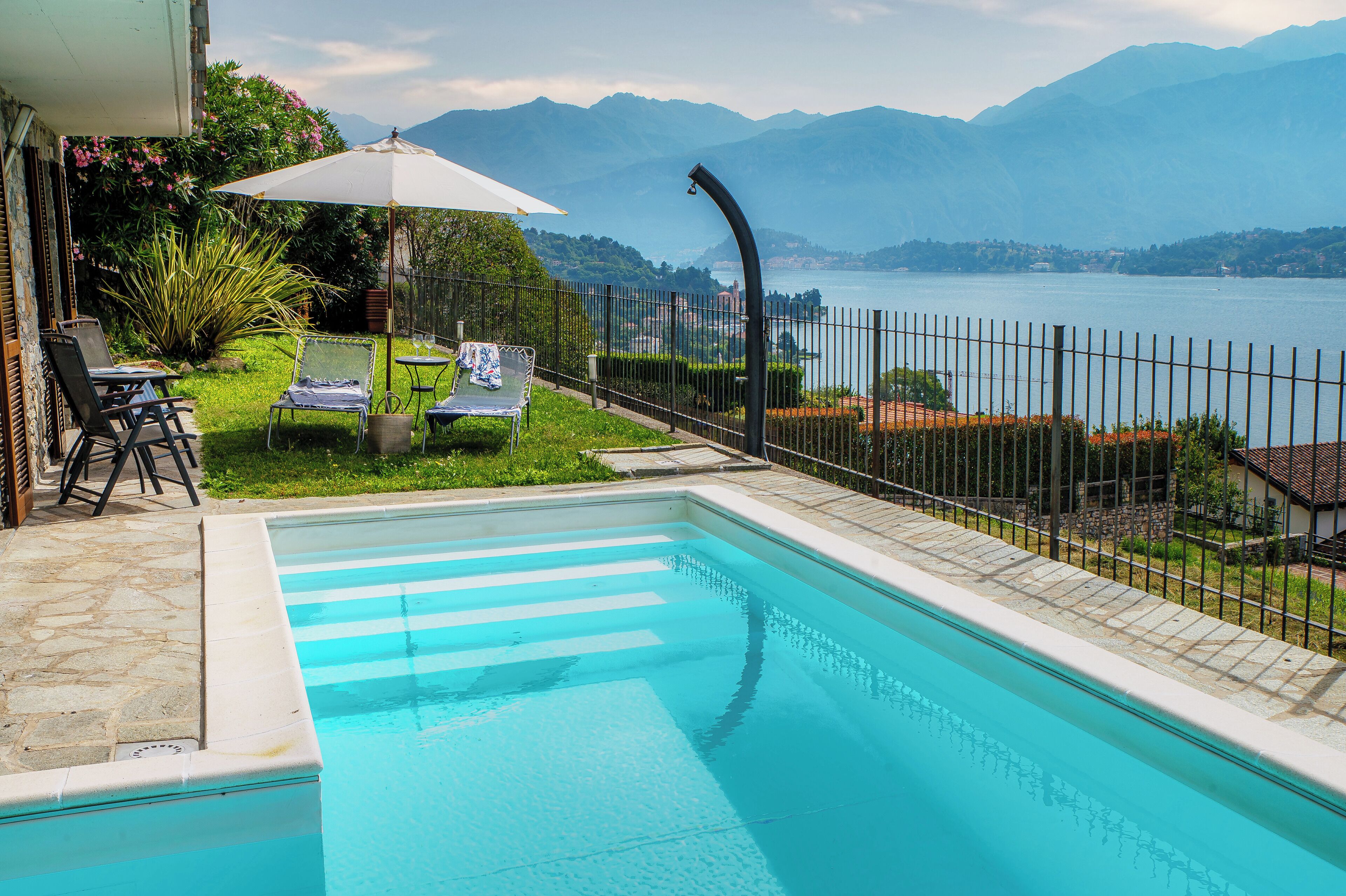 Una piscina al aire libre de temporada
