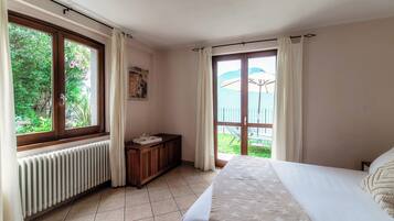 Villa, vista lago | 3 camere, biancheria da letto di alta qualità, copriletto in piuma