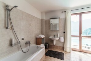 Villa, vue sur le lac | Salle de bain | Baignoire et douche séparées, articles de toilette (gratuits)
