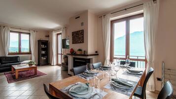 Villa, vista lago | Area soggiorno | TV 30 pollici con canali digitali
