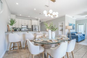 Dining - PRIVATE POOL! PET FRIENDLY! CRYSTAL BEACH 4/2.5 SLEEPS 12! (Destin)