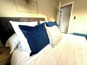 3 slaapkamers, een strijkplank/strijkijzer, reisbedje, wifi