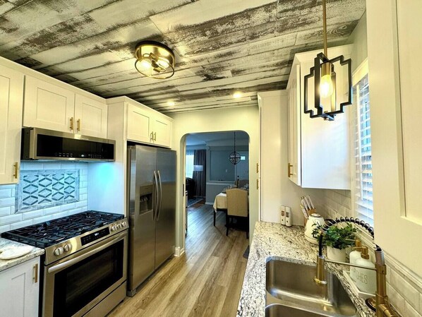 Een koelkast, een microgolfoven, een oven, een kookplaat