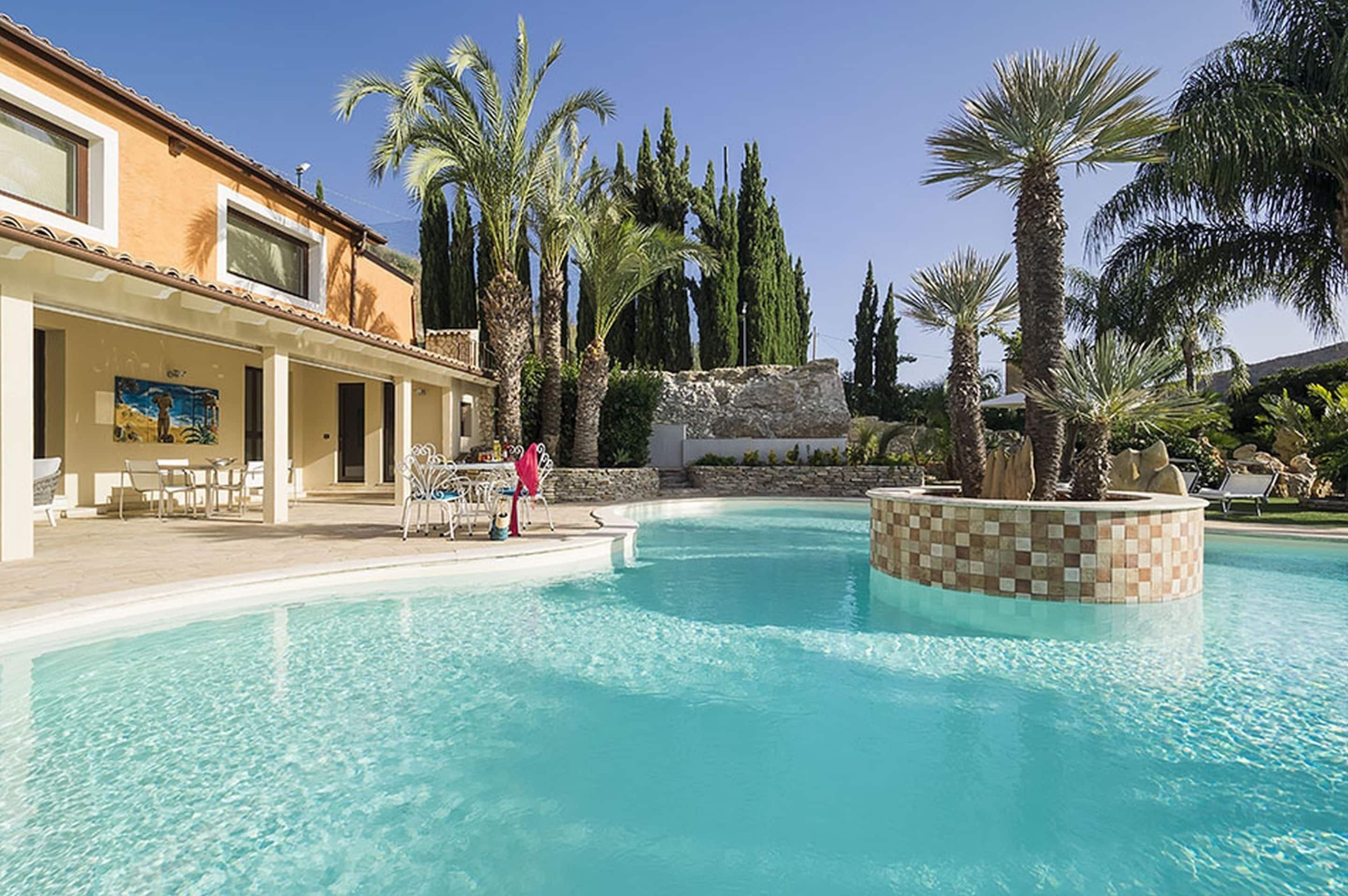 Villa | Pool | Indendørs pool, udendørs pool