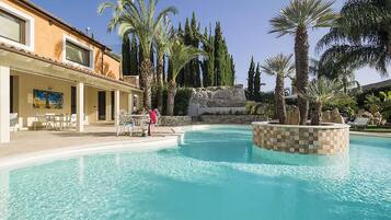 Villa | Pool | Indendørs pool, udendørs pool