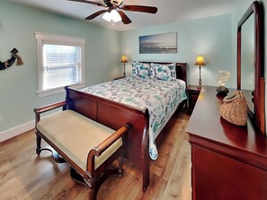 3 bedrooms, iron/ironing board, Internet, bed sheets - Seawall Celebration - Manor | Spacious, Prime Spot! (Galveston)
