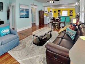 Smart TV - Seawall Celebration - Up | Gulf Views & Steps from Beach (Galveston)