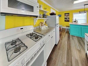 Fridge, microwave, oven, stovetop - Seawall Celebration - Up | Gulf Views & Steps from Beach (Galveston)