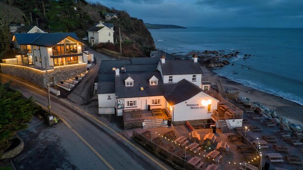 A coastal hotel with a patio area and a view of the sea. - Wisemans House Apartment 3 - Wisemans Bridge (Saundersfoot)