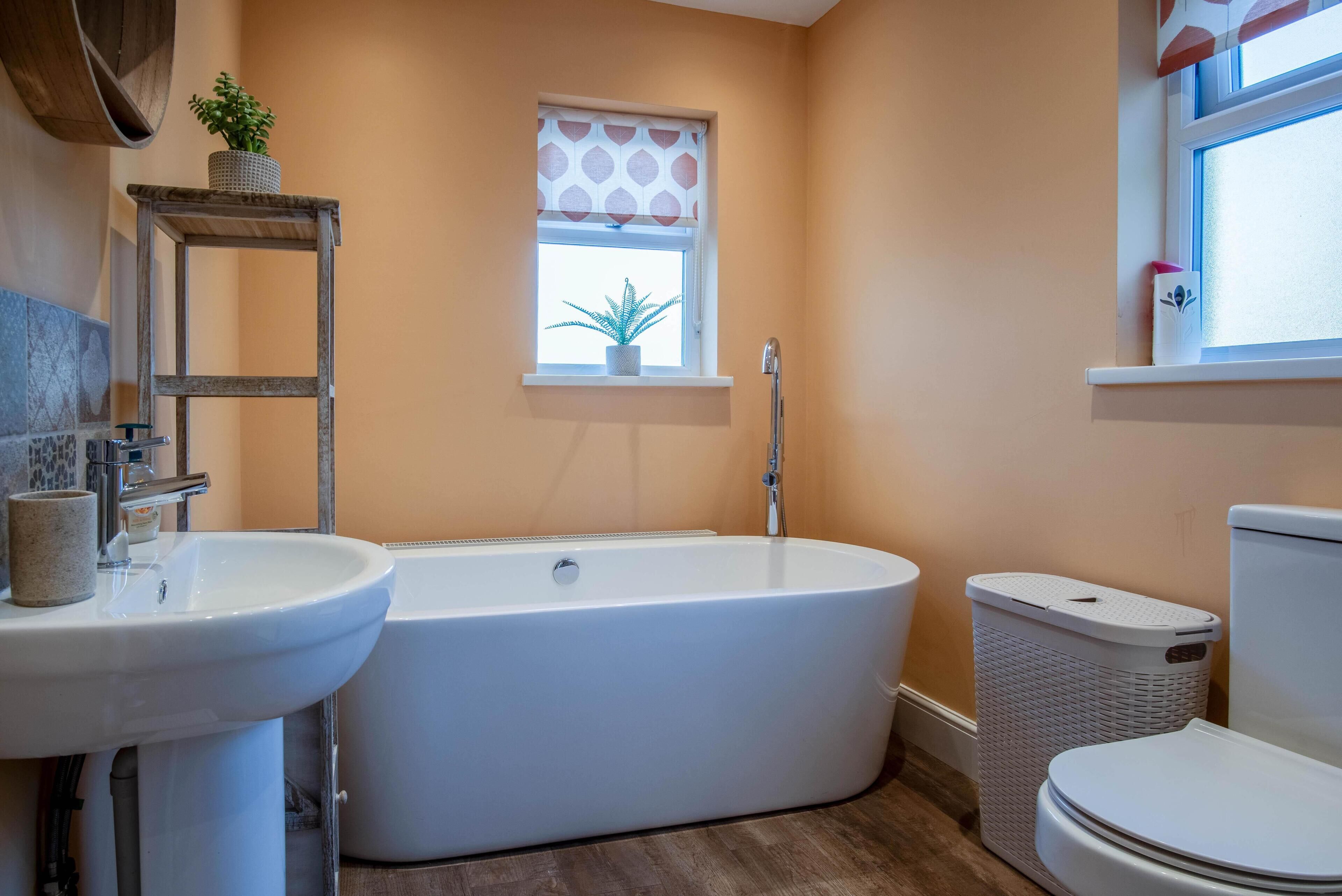 Ein Badezimmer mit Badewanne, Waschbecken und Toilette.