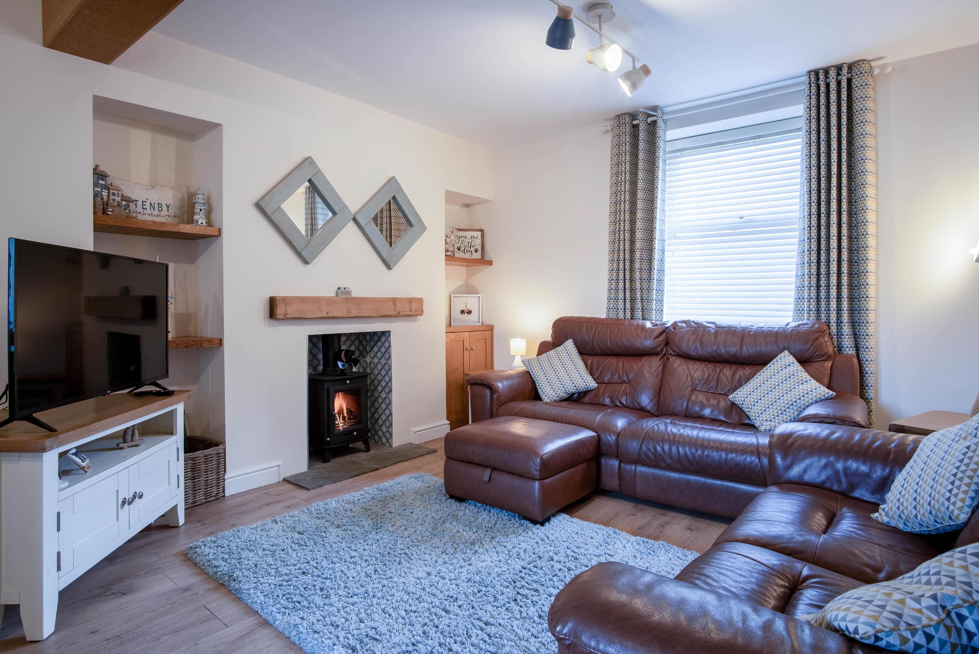 Cottage (3 Bedrooms) | Woonruimte | Een 32-inch televisie met kabelzenders en een open haard