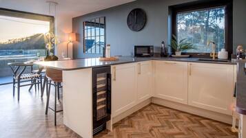 Apartment (2 Bedrooms) | Private kitchen | Microwave, oven, stovetop, dishwasher