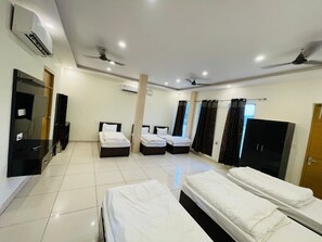 Family Room Garden and Jungle View With Balcony | Desk, laptop workspace, soundproofing, free WiFi - Lee Corbett Resort (Ramnagar)