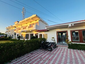 Porch - Lee Corbett Resort (Ramnagar)