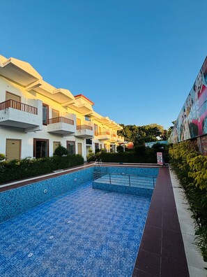 Hotellissa on uima-allas, useita parvekkeita ja sen sivuseinässä on suuri seinämaalaus.