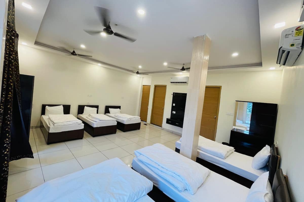 Family Room Garden and Jungle With Balcony | Desk, laptop workspace, soundproofing, free WiFi