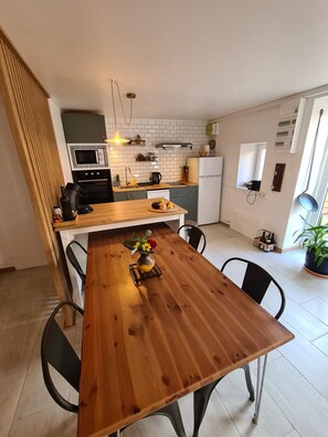 Kühlschrank, Mikrowelle, Ofen, Herdplatte